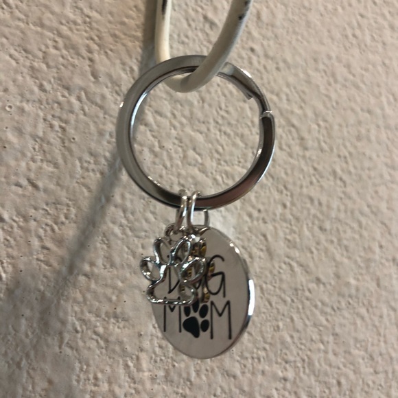 Dog Mom 🐾 Keychain - Picture 3 of 3